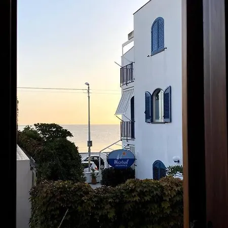 Casa Fronte Mare Con Giardino Privato - - Lipari *