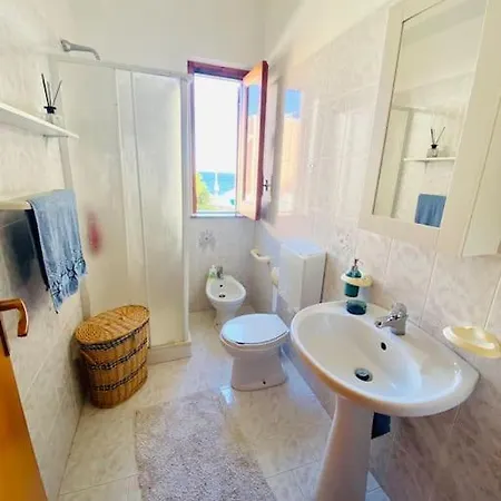 Casa Fronte Mare Con Giardino Privato - - Lipari *
