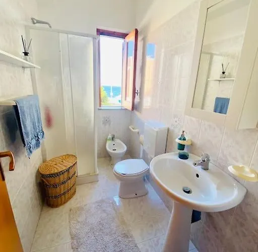 Casa Fronte Mare Con Giardino Privato - - Lipari *